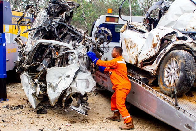 Polisi Olah TKP Kecelakaan di Jalan Tol Cipularang