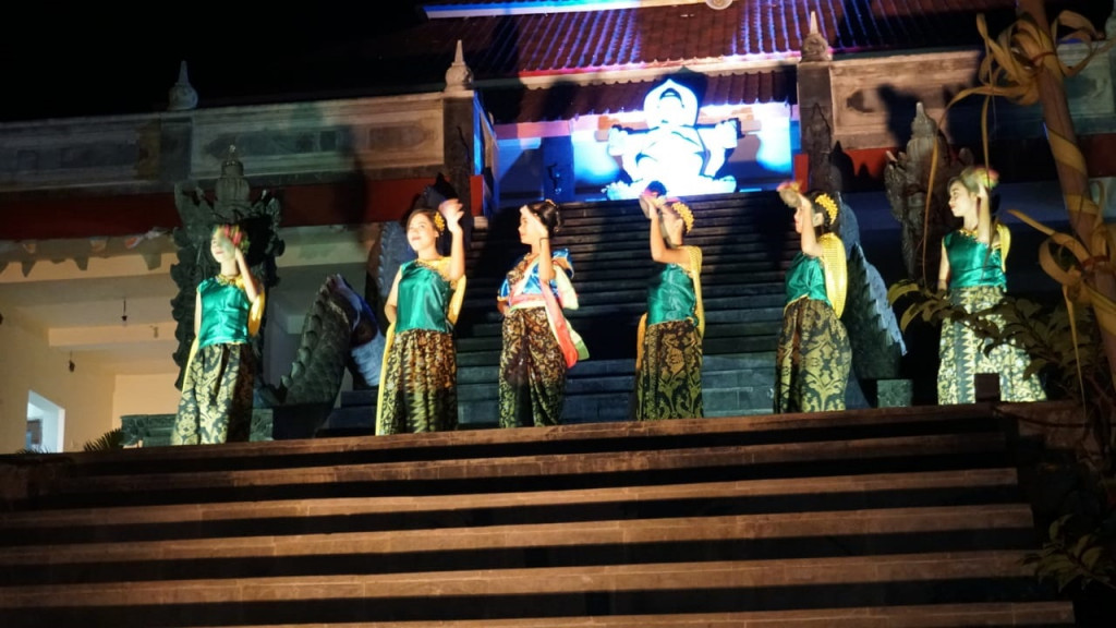 Tari Sireh dilakoni para remaja di Dusun Tebango, Desa Pemenang, Lombok Utara, Nusa Tenggara Barat (NTB). Medcom.id/Fachri Audia Hafiez.