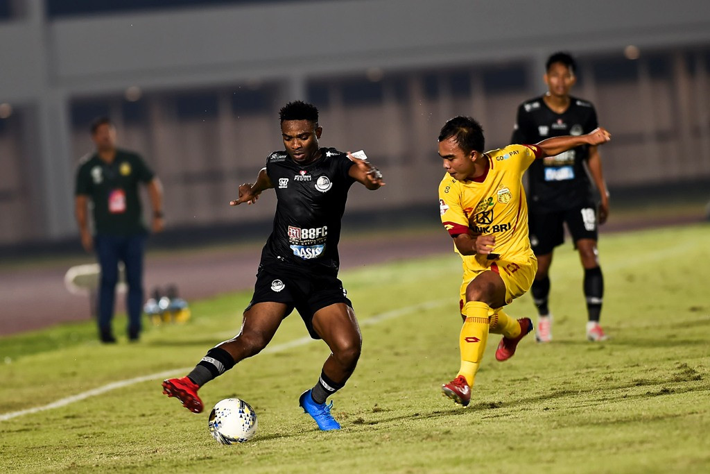 Osas Saha (kiri) saat beraksi untuk klubnya PS TIRA-Persikabo (Foto: ANTARA FOTO/Galih Pradipta)