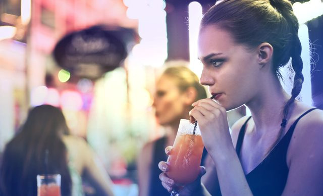 Sesekali Anda boleh minum air dingin. Simak penjelasan dari dr. Frieda Handayani, Sp.A (K) berikut ini. (Foto: Pexels.com)