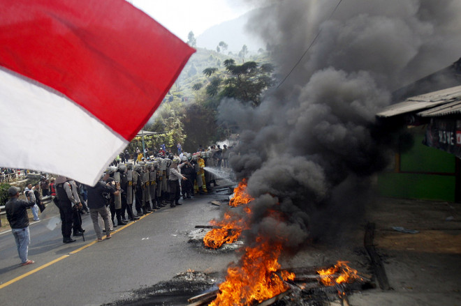 Sejumlah personel Sat Pol PP saat mengamankan pembongkaran bangunan tidak berizin di Kampung Naringgul, Puncak, Bogor, Jawa Barat.