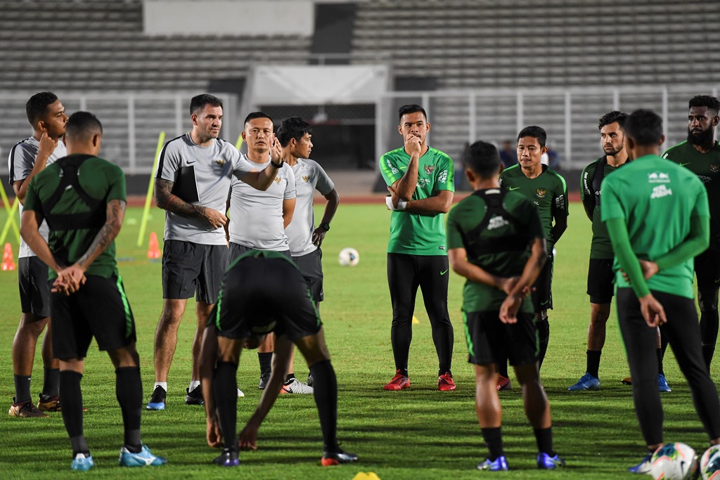 Timnas senior Indonesia berlatih dipimpin oleh Simon McMenemy (Antara/Hafidz Mubarak)
