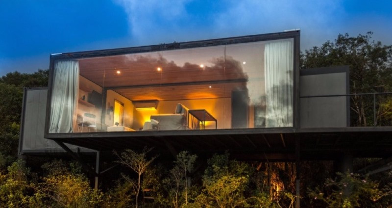 Rumah berbahan peti kemas di hutan Brasil. (Foto: Sergio Mendonça Jr. via Bruno Zaitter)