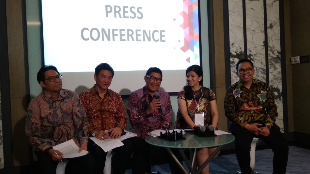 Presiden Direktur PT RHB Sekuritas Indonesia Iwanho (kedua kiri) dan Head of E-Broking PT RHB Sekuritas Indonesia Thomas Nugroho (kanan). FOTO: Medcom.id/Ahmad Mustaqim.