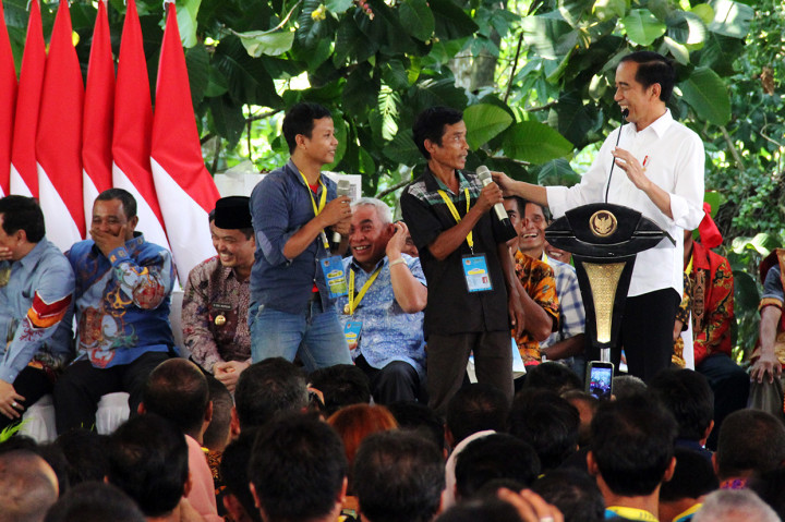 Jokowi Bagikan SK TORA dan Sertifikat Tanah di Kalbar