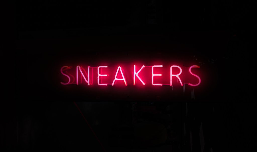 Sneakers atau sepatu kets merupakan pilihan alas kaki pria atau wanita yang paling fleksibel dan nyaman dipakai.  (Foto: Unspslash)