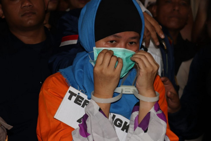 Aulia Kesuma Peragakan Cara Membunuh Suami dan Anaknya