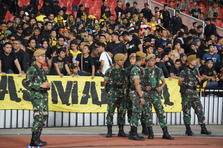 Insiden Suporter Indonesia Lempar <i>Flare</i> ke Pendukung Malaysia