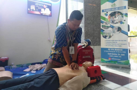 Memberikan Pertolongan Pertama Pada Korban Serangan Jantung