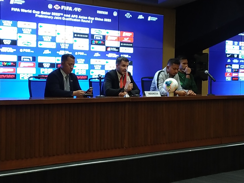 Pelatih timnas Indonesia, Simon McMenemy (tengah), menjawab pertanyaan wartawan usai laga melawan Malaysia (Medcom.id/Riyan)