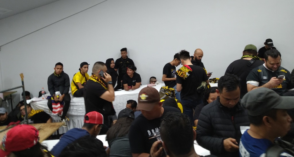 Puluhan suporter timnas Malaysia tertahan di dalam SUGBK (Medcom.id/Riyan)