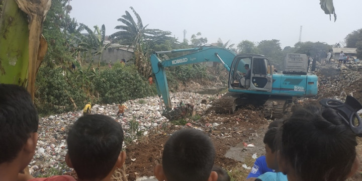 Ratusan Petugas Gabungan Angkut Sampah Kali Jambe