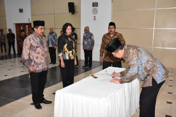 Pelantikan Guru Besar UNS, Prof. Dr. Widodo Muktiyo sebagai Dirjen Informasi Komunikasi Publik, Kemenkominfo. Foto:  UNS/Dok. Humas