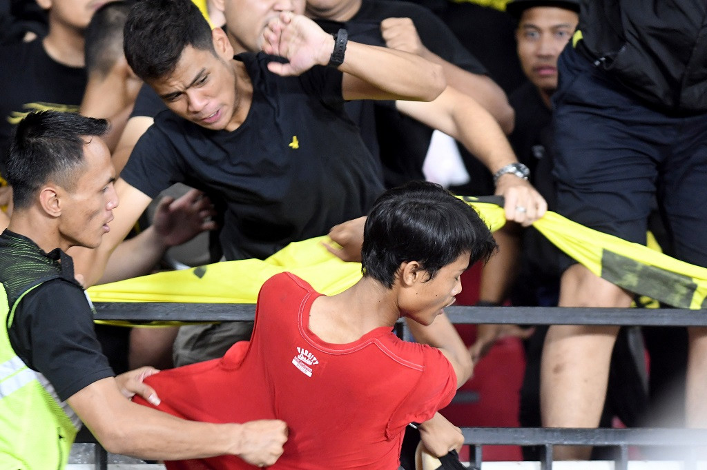 Kericuhan suporter saat laga Indonesia kontra Malaysia, Kamis (5/9) (ANTARA FOTO/M Risyal Hidayat)