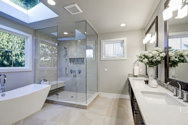 Tips membersihkan kaca shower di kamar mandi. (Foto: Shutterstock)