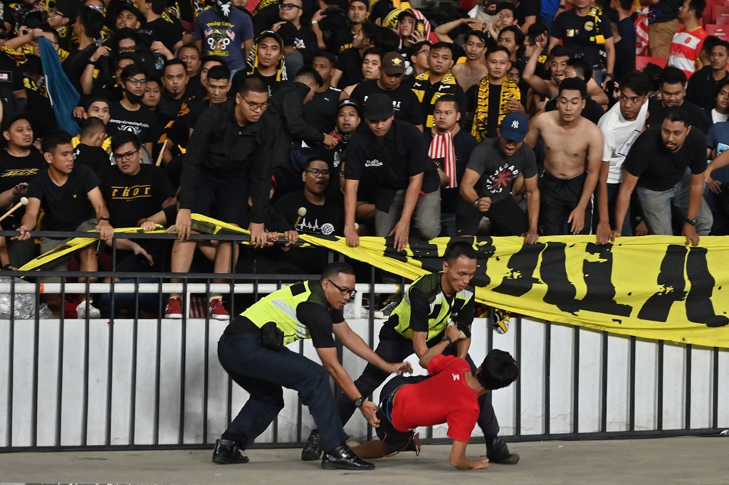 Kericuhan suporter di laga Indonesia kontra Malaysia, Kamis (6/9) (ADEK BERRY / AFP)