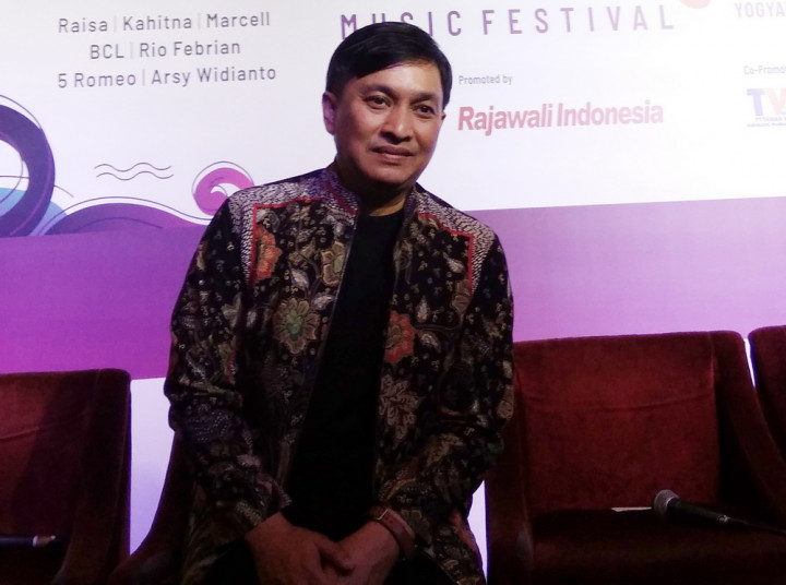 Yovie Widianto Doakan yang Terbaik untuk Ria Irawan