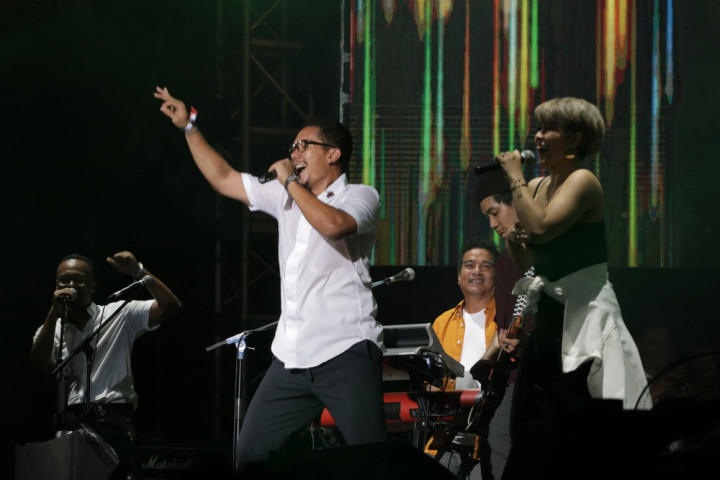 Maliq & D'Essentials Berikan Gitar ke Penonton Soundrenaline 2019
