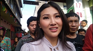 Istri Ruben Onsu Kunjungi Remaja Kembar yang Lumpuh
