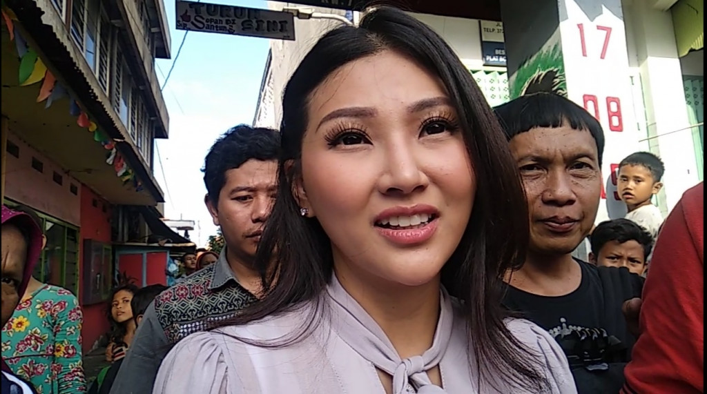 Sarwendah mengunjungi remaja kembar yatim piatu yang lumpuh di wilayah Srengganan, Surabaya, Jawa Timur. (Foto: Medcom.id/Syaikhul Hadi)