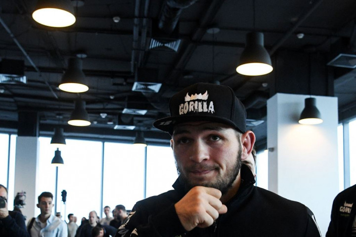 Khabib Pertahankan Gelar Kelas Ringan UFC