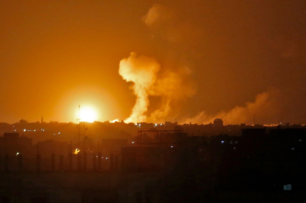 Asap dari serangan udara Israel di Khan Yunis. (Foto: AFP)