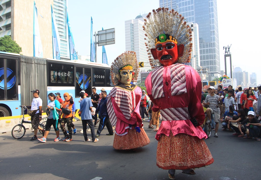 Ilustrasi--Pengamen ondel-ondel menari di area car free day, Jalan MH Thamrin, Jakarta. (Foto: ANTARA/Reno Esnir)