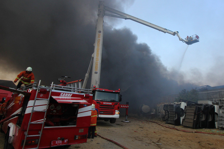Gudang Onderdil di Surabaya Terbakar