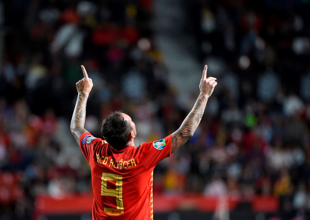 Penyerang timnas Spanyol, Paco Alcacer, merayakan gol ke gawang Kep. Faroe (AFP/Miguel Riopa)
