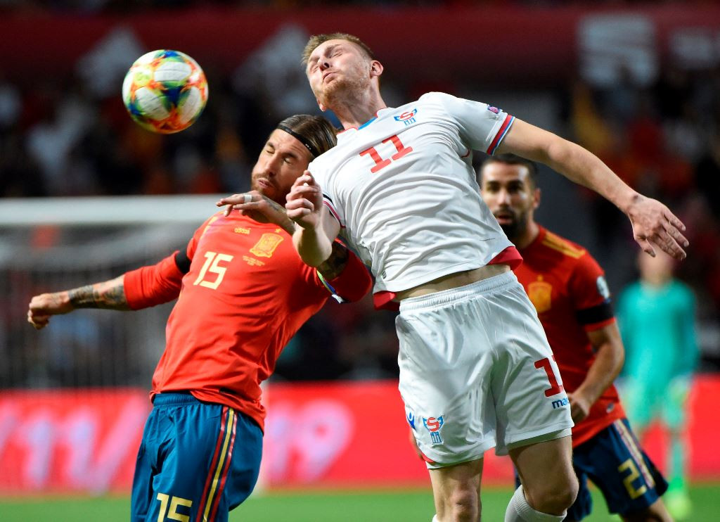 Bek Spanyol, Sergio Ramos (kiri), berduel dengan penyerang Kepulauan Faroe, Klaemint Olsen (AFP/Miguel Riopa)