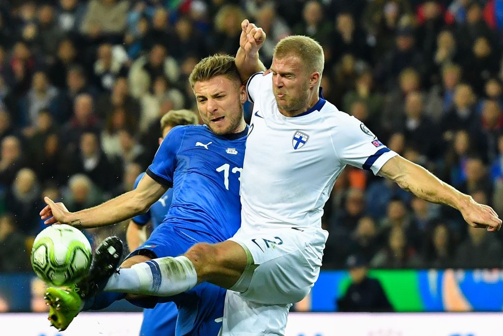 Penyerang Italia, Ciro Immobile (kiri), berduel dengan bek Finlandia, Paulus Arajuuri (AFP/Andreas Solaro)
