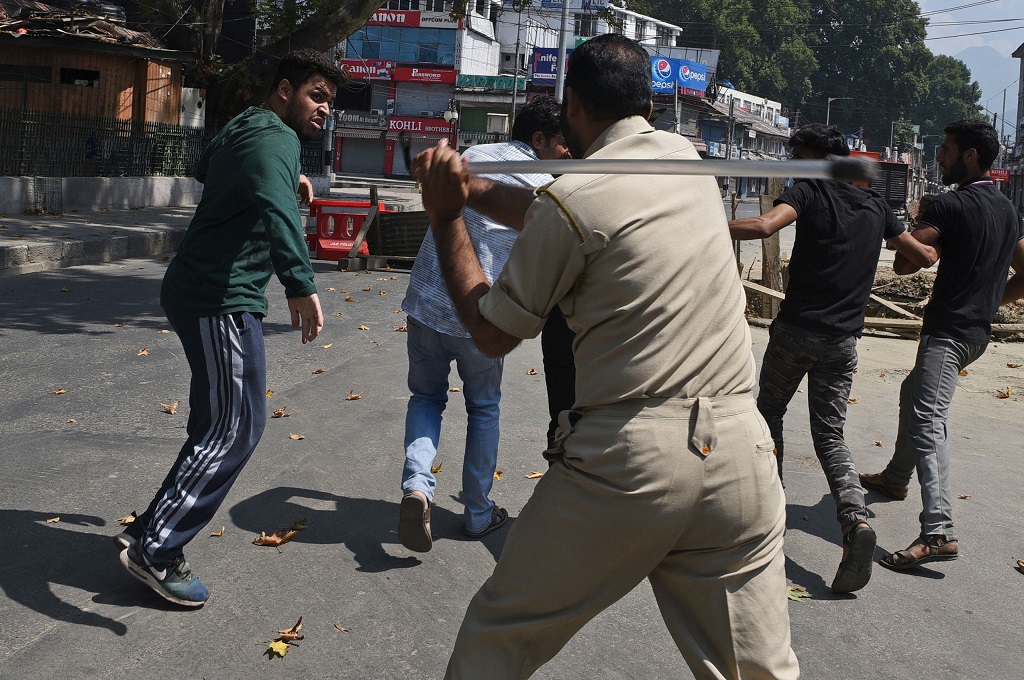Polisi bentrok dengan sekelompok Muslim Syiah di Srinagar, Kasmir, India, 8 September 2019. (Foto: AFP/HABIB NAQASH)