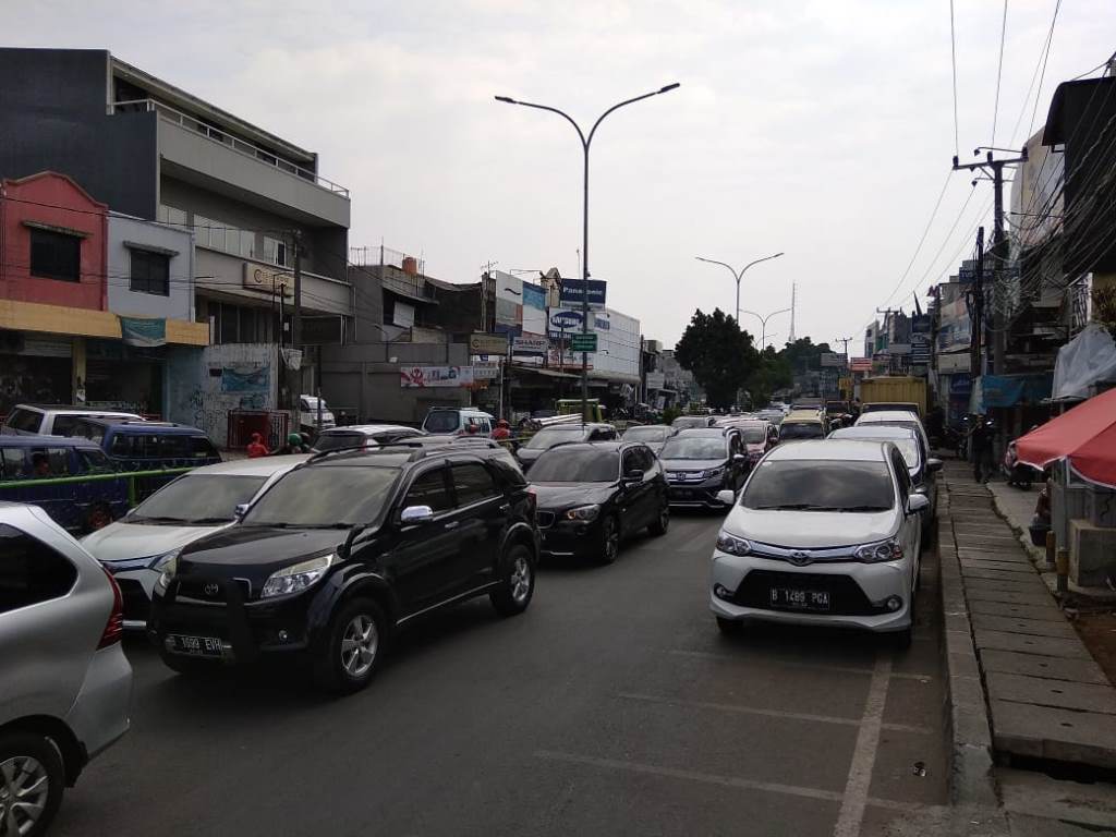 Salah satu ruas jalan di Kota Depok yang diberlakukan sistem lawan arah (contraflow). (Foto: Medcom.id/Octavianus)