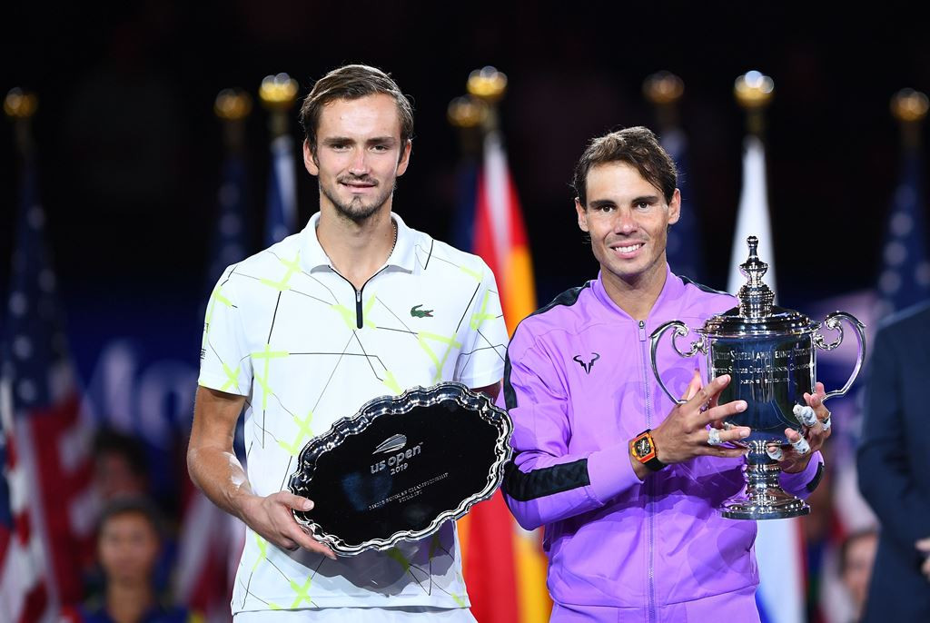 Petenis Spanyol, Rafael Nadal (kanan), berpose dengan trofi US Open 2019 dengan sang runner up, Daniil Medvedev (AFP/Johannes Eisele)