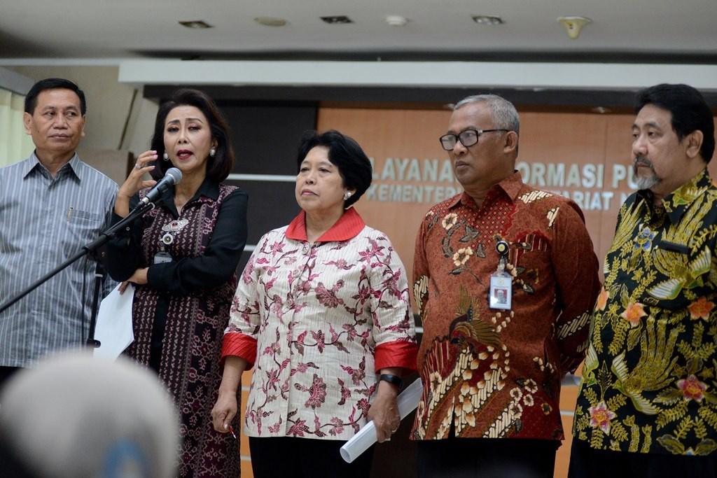 Ketua Pansel Capim KPK Yenti Garnasih (kedua kiri) didampingi anggota menyampaikan keterangan pers terkait nama-nama yang lolos dalam seleksi calon pimpinan KPK. (Foto: MI/Susanto)