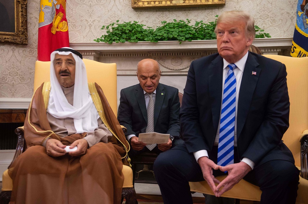 Presiden AS Donald Trump (kanan) bersama Emir Kuwait Sheikh Sabah al-Ahmad Al-Sabah di Gedung Putih, Washington, 5 September 2018. (Foto: AFP/NICHOLAS KAMM)