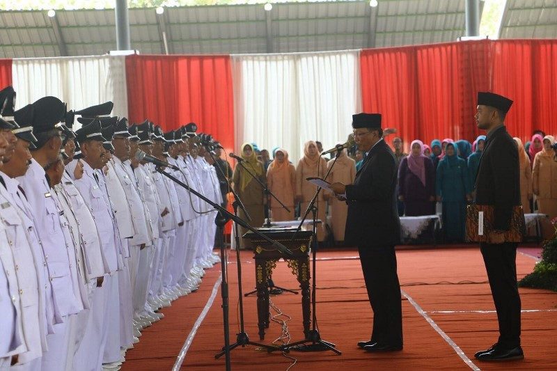Bupati Gresik Sambari Halim Radianto saat melantik ratusan kepala desa terpilih di kantor Pemkab Gresik, Jawa Timur, Senin, 9 September 2019. (Medcom.id/Amal).