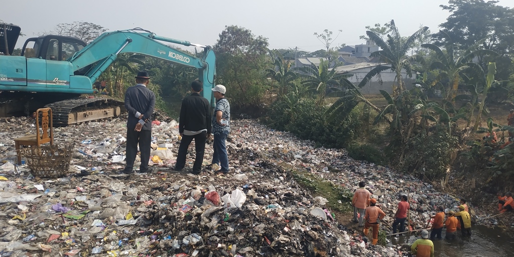 Warga berada di sekitar TPSS Desa Mangun Jaya, Tambun Selatan, Kabupaten Bekasi. (Foto: Medcom.id/Antonio)