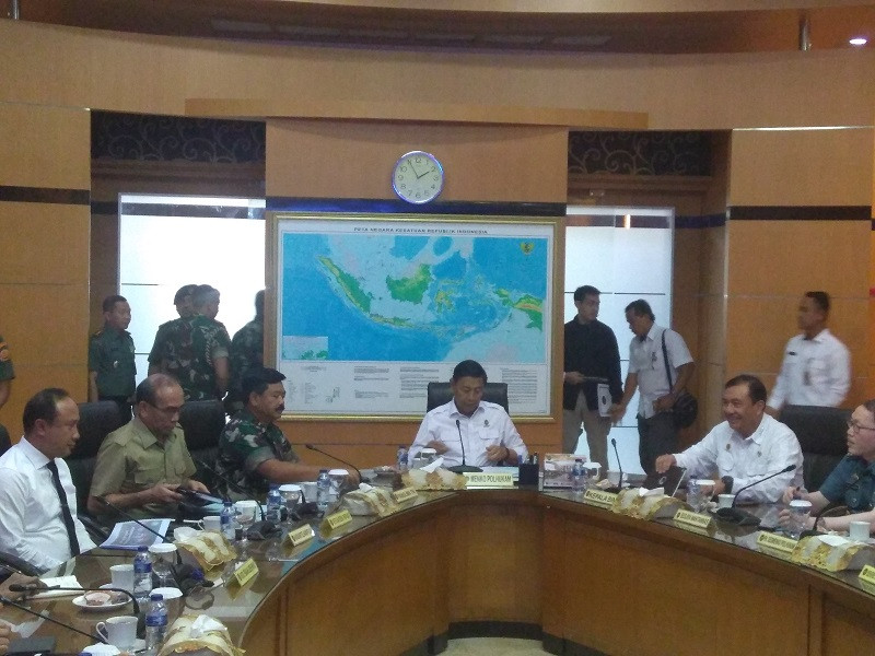 Menteri Koordinator bidang Politik, Hukum, dan Keamanan Wiranto menggelar rapat membahas eksodus mahasiswa Papua dan Papua Barat dari perantuan. Medcom.id/Kautsar Widya Prabowo.