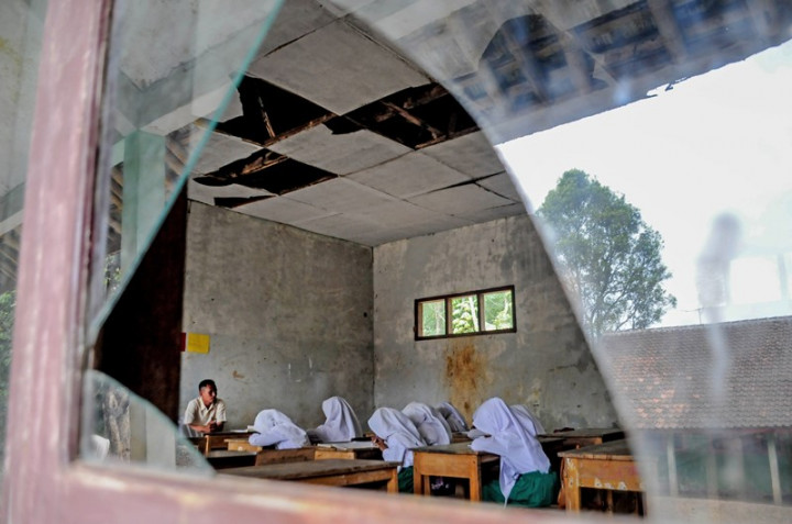 Sekolah Ambruk, Puluhan Siswa di Cianjur Belajar di Lapangan