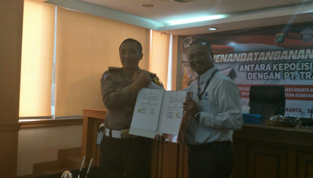 Penandatanganan nota kesepahaman pemasangan kamera tilang elektronik Ditlantas Polda Metro Jaya dan PT TransJakarta. Foto: Medcom.id/Siti Yona Hukmana