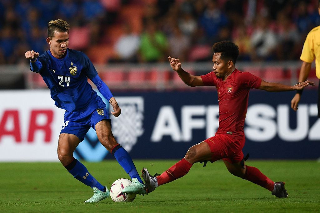 Pemain Thailand berduel dengan pemain indonesia (AFP/CHALINEE THIRASUPA)