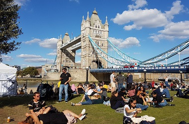 Warga Inggris Padati Indonesia Weekend