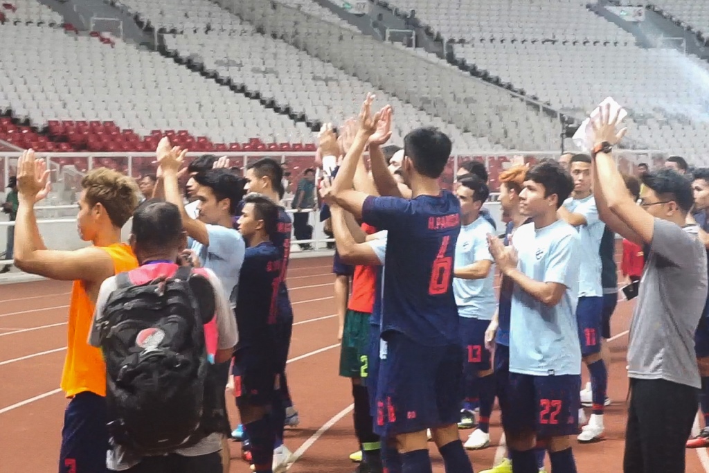 Pemain dan ofisial timnas Thailand rayakan kemenangan bersama suporter (Medcom.id/Zamro)