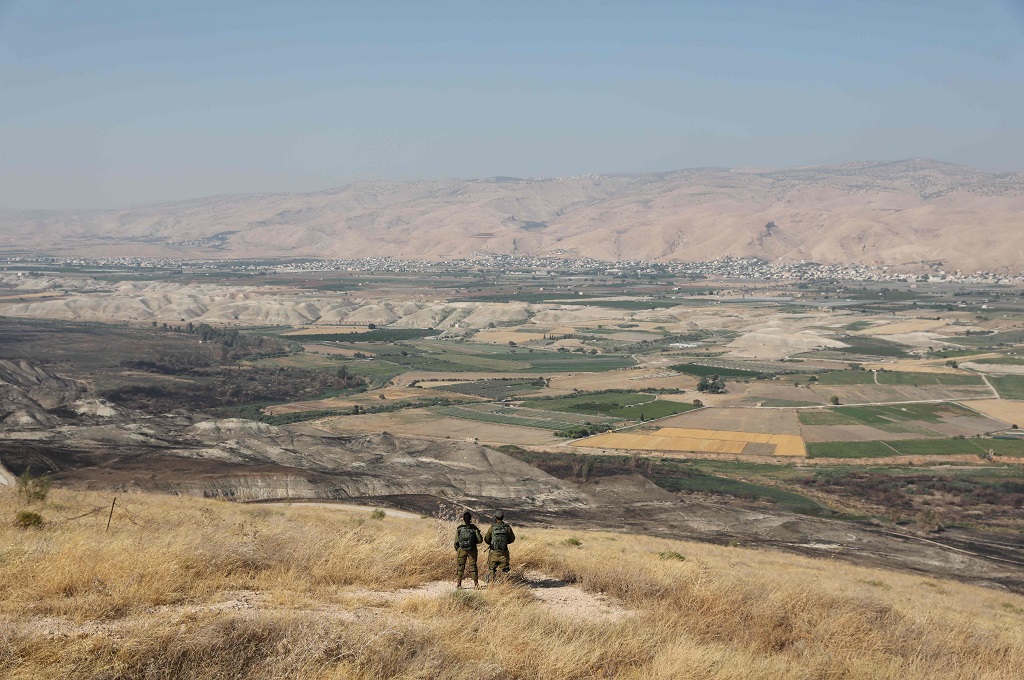 Prajurit Israel bersiaga di sebuah pos di dekat Lembah Yordania, 23 Juni 2019. (Foto: AFP/ABIR SULTAN)