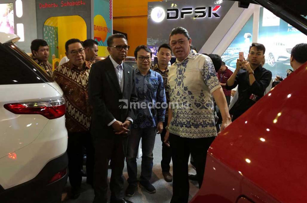 Gubernur Sulsel, Nurdin Abdullah bersama Dirjen ILMATE Kemenperin dan Dirjen Kemenhub mengunjungi ruang pamer di GIIAS Makassar. Medcom.id/Ahmad Garuda