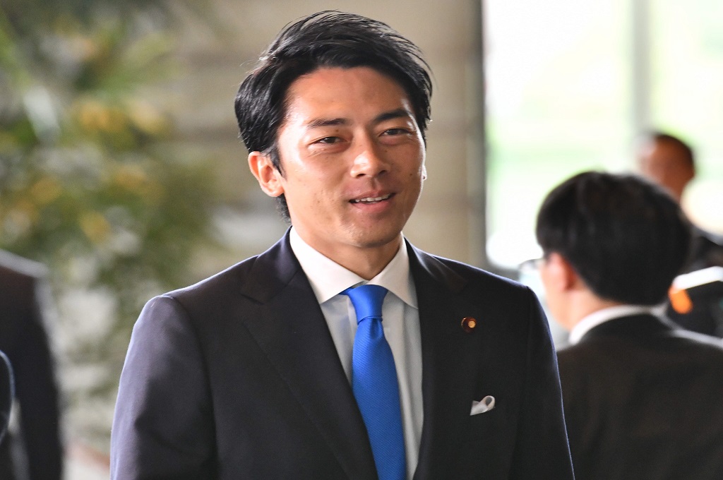 Shinjiro Koizumi tiba di kediaman PM Abe di Tokyo, Jepang, 11 September 2019. (Foto: AFP/TOSHIFUMI KITAMURA)
