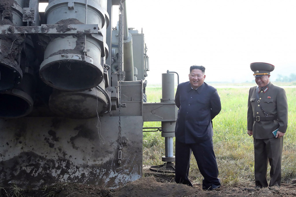 Kim Jong-un Pantau Uji Coba Peluncur Roket Super Besar