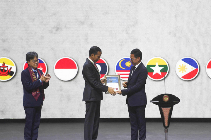 Jokowi Terima Penghargaan Tertinggi Insinyur di Asia Tenggara