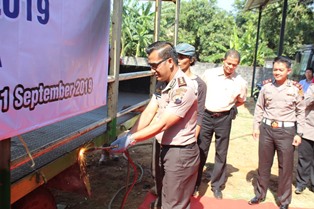 Polisi Potong Bak Truk Melebihi Dimensi